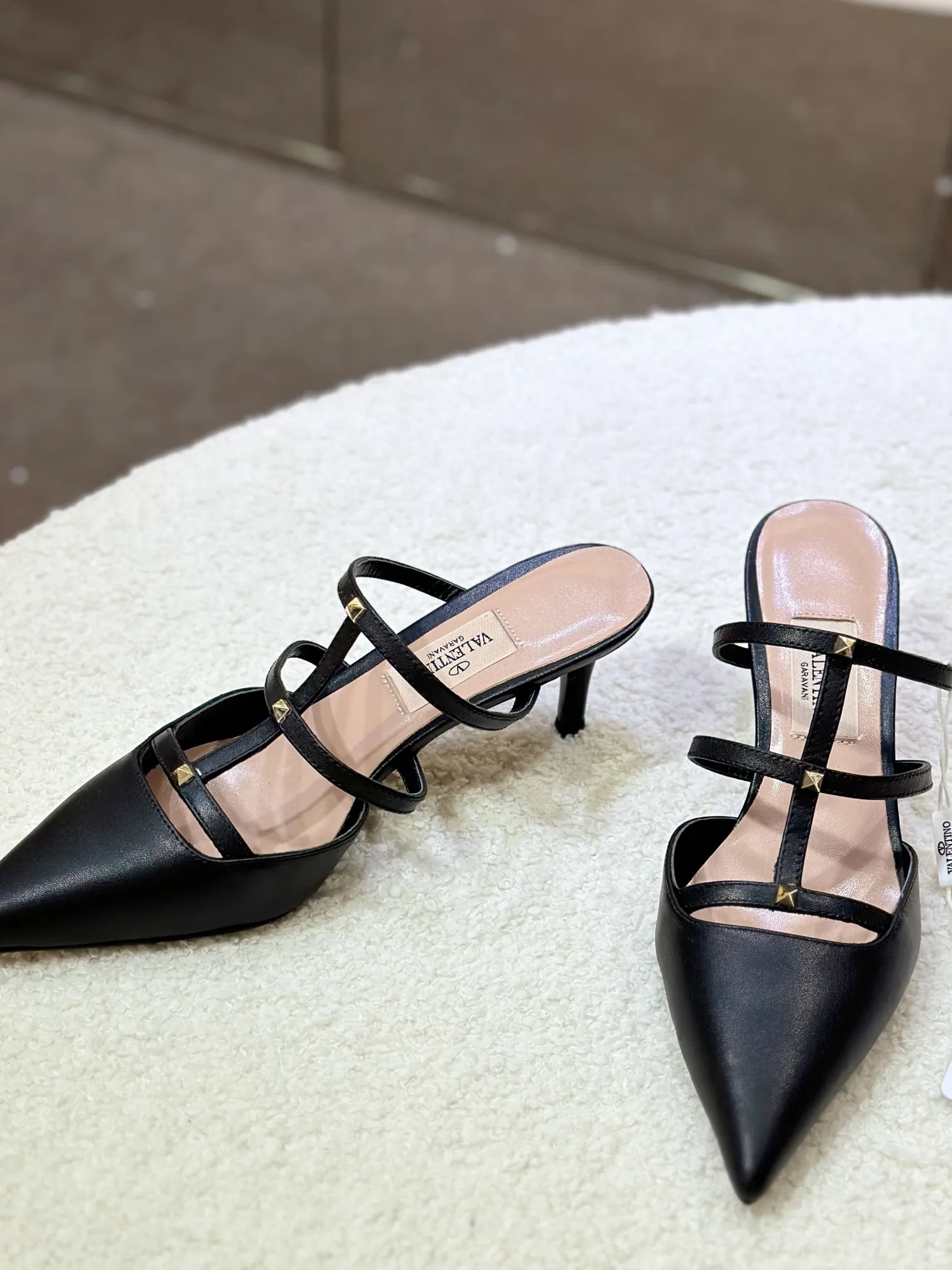 👟👟Ex-factory price 540👟👟 🛒 VALENTINO 2024 latest ROCKSTUD rivet decorated three-strap back hollow sandals🔥🔥🔥 🕳️🕳️🕳️ ●━━━━━━─────────✔Exclusive original 1-1 development, no product without original version (made entirely of genuine leather🉑️Shop around) 〰 ɪɴѓᴏʀᴍᴀᴛɪᴏɴ 〰 Buckle: Pyramid rivet 0.5X0.5 hardware Material: calfskin + pyramid rivets Lining: full-grain sheepskin Outsole: Italian through-dyed cowhide Midsole: Italian original craft material Process: computer stitching, machine shaping Heel height: 6.0cm Color: black, off-white, apricot powder Ready stock code: 35 36 37 38 39 Ready stock Customized code: 34 40 41 No return or exchange